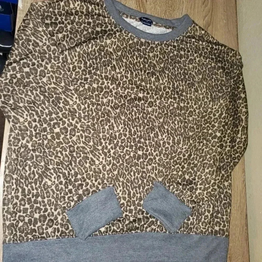 NWOT! Splendid Leopard Print Top Tee Shirt Lightweight Sweatshirt Athleisure L